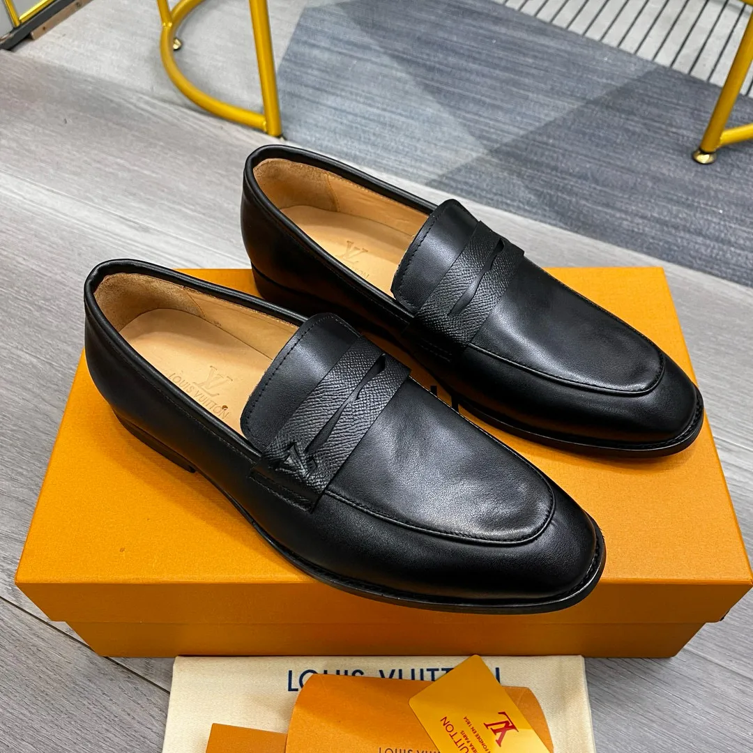 Factory price: 520💰-(LV) men’s formal leather shoes! Genuine molded horsebit, a classic must-have for your shoe cabinet! The feet are particularly delicate! This Gucci original version is a set last, and we are consistent with the counter! Therefore, it is more comfortable in terms of last shape and comfort! Take it to the counter and compare at will! Good shoes are more than just what they make! But grasp the essence from the inside out! Material: Imported first-layer cowhide! Genuine leather outsole imported from Italy, size: 39-44 (38/45 customized, non-refundable)